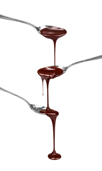 Chocolate caliente que vierte corriente con una cuchara en una cuchara en un blanco — Foto de Stock