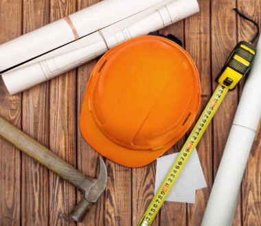 Çekiç, cetvel, blueprint ve sarı kask üzerinde katlanır woo