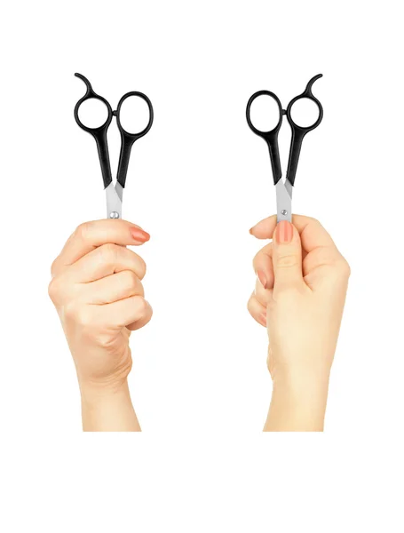 Due mani che tengono un paio di forbici — Foto Stock