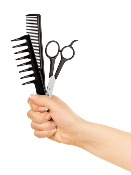 Peluquería sostiene tijeras y cepillo para el corte de pelo —  Fotos de Stock