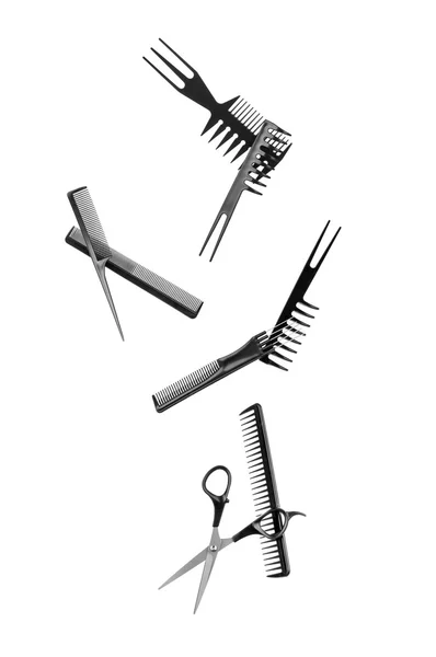 Падающие парикмахерские инструменты на белом фоне — стоковое фото