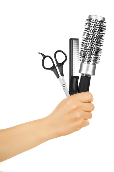 Cabeleireiro segura tesoura e escova de cabelo para corte de cabelo — Fotografia de Stock
