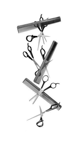 Spadające narzędzia fryzjerskie na białym tle — Zdjęcie stockowe