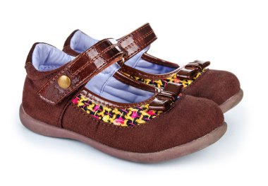 yalıtılmış bir beyaz zemin üzerinde bir çiçek çocukla kahverengi Ayakkabı