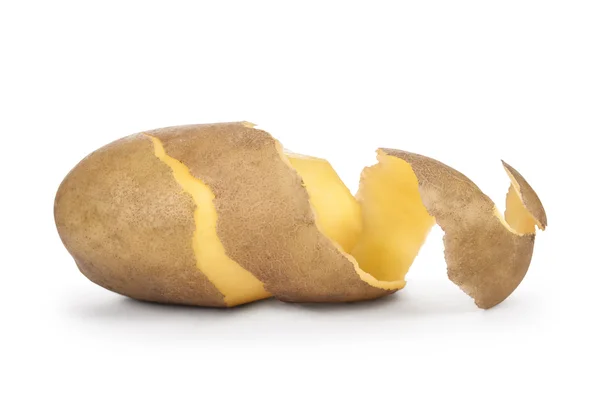 Patatas peladas con la piel sobre un fondo blanco — Foto de Stock