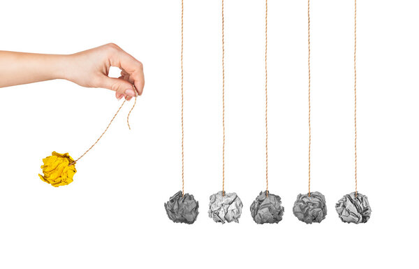 Концепция вдохновения смятая метафора бумажной лампочки для хорошего
 