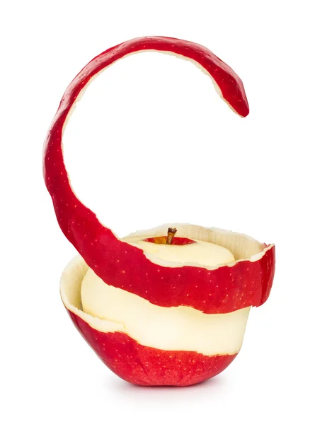Червоне яблуко з шкіркою в спіральному візерунку на білому фоні — стокове фото