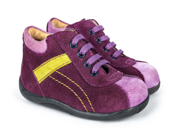 系着鞋带孤立在白色背景上的紫色麂皮绒婴儿鞋 — 图库照片