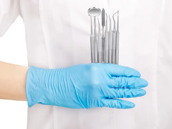Händer som håller dentala instrument — Stockfoto