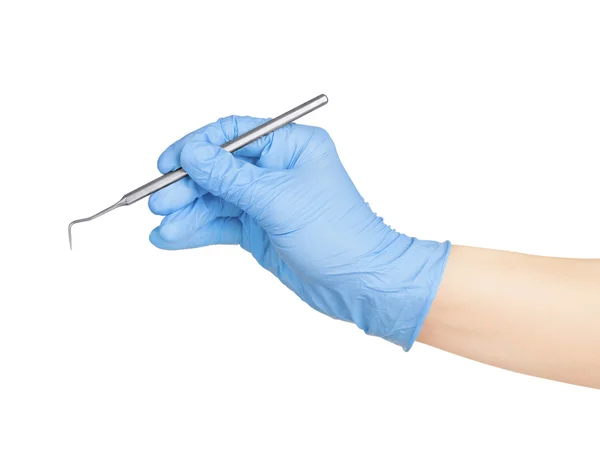 Mão na luva azul segurando ferramenta dentária isolada no branco — Fotografia de Stock