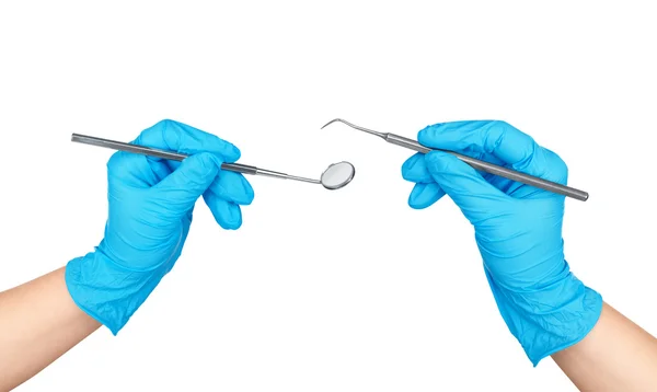 Manos del dentista sosteniendo sus herramientas durante el examen del paciente es — Foto de Stock