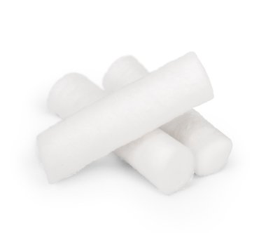 Beyaz arka plan isolati üzerinde diş hekimliği için steril pamuk temizleme bezi