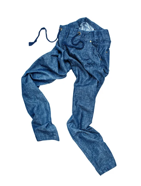 Jeans blu in movimento cadono in aria su uno schienale bianco isolato — Foto Stock