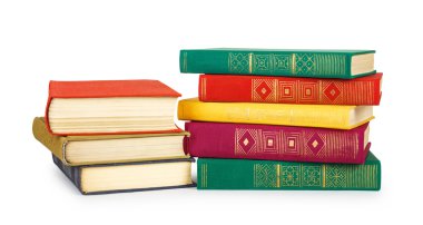 Beyaz arkaplanda izole edilmiş eski kitapların yığını