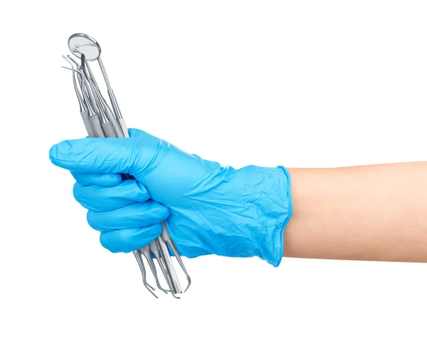 Mão na luva azul segurando ferramentas dentárias isoladas no backgr branco — Fotografia de Stock