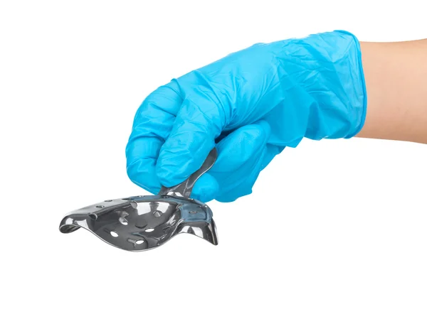 Χέρι-μπλε γάντι κρατώντας ένα δίσκος μεταλλικό εμφανίσεων για prosthodo — Φωτογραφία Αρχείου