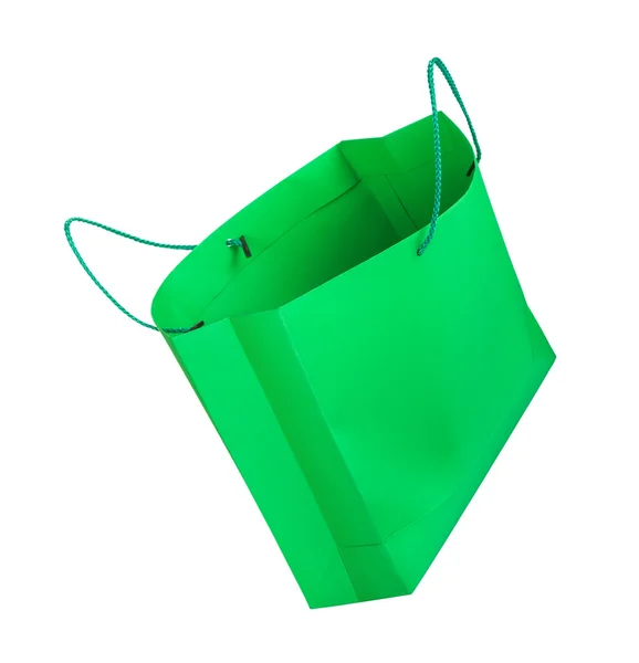 Bolsa de compras verde cayendo por el aire en un blanco aislado — Foto de Stock