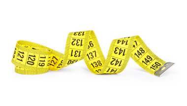 Beyaz arkaplanda izole edilmiş terzinin şeridi ölçülüyor