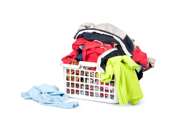 Lichte kleding in een wasmand op witte achtergrond — Stockfoto