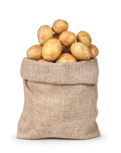Nieuwe aardappelen in de zak geïsoleerd op witte achtergrond — Stockfoto
