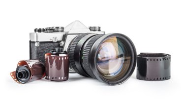 Vintage fotoğraf makinesi ve film beyaz bir arka plan üzerinde izole