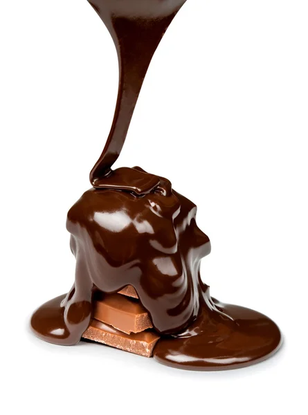 Поток горячего шоколада, разливающегося в кусочки молочного шоколада на — стоковое фото