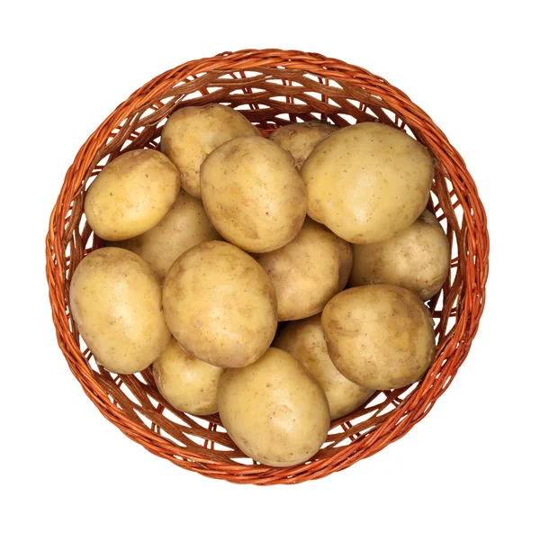 Batatas novas em uma cesta em um fundo branco isolado. vista f — Fotografia de Stock