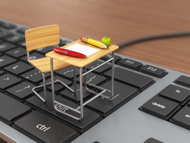 Okul masa ve sandalye üstünde belgili tanımlık klavye. Online Eğitimler kavramı.