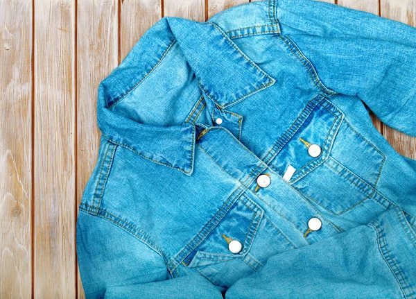 Camisa jeans em um fundo de madeira — Fotografia de Stock