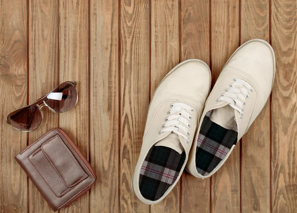 Paar beige schoenen op houten achtergrond — Stockfoto