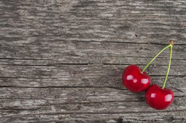 antika ahşap arka plan üzerinde çift Olgun Kiraz