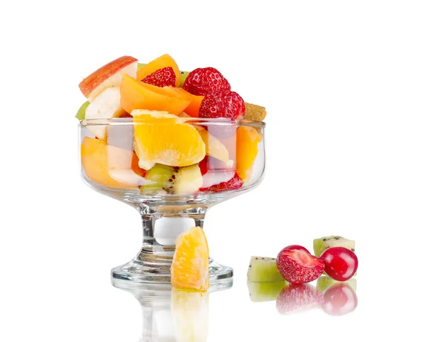 Sałatka owocowa w szklanym pucharze ze ścieżką przycinającą — Zdjęcie stockowe