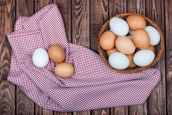 Ouă în coș — Fotografie, imagine de stoc