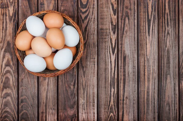 Huevos en cesta — Foto de Stock