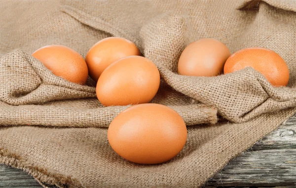 Ägg liggande på tyget — Stockfoto