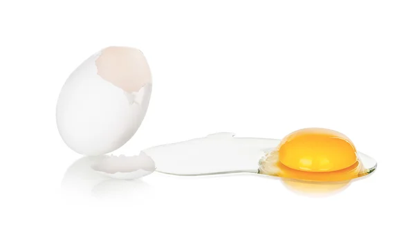 Uova su sfondo bianco. Un uovo è rotto . — Foto Stock