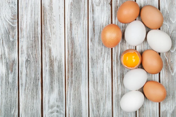 Kyckling ägg på trä bakgrund — Stockfoto