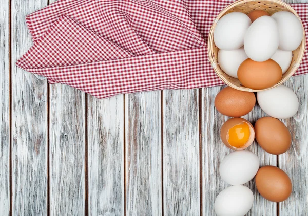 Ägg på träbord bakgrund — Stockfoto