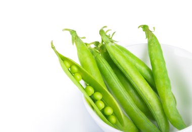 Yeşil bezelye ile izole kase