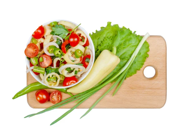 Ingredientes de ensalada de verduras frescas en tabla de cortar de madera — Foto de Stock