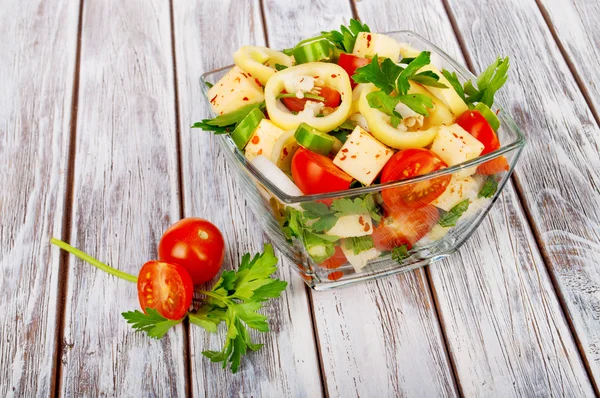 Salad sehat dengan sayuran segar dengan latar belakang kayu — Stok Foto