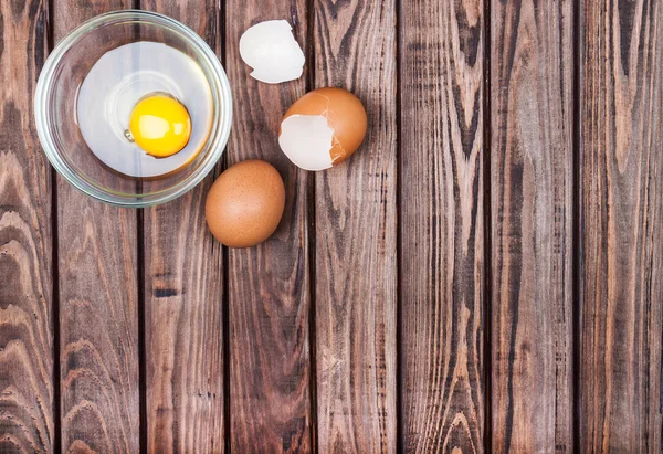 Ägg på en trä bakgrund — Stockfoto