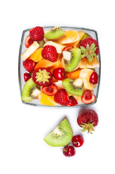 Miska szklana z świeżych owoców sałatka na białym tle — Zdjęcie stockowe