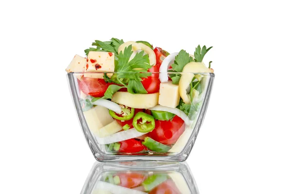 Ensalada de verduras frescas aisladas sobre fondo blanco — Foto de Stock