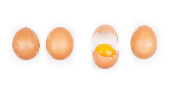 Gebroken ei geïsoleerd geplaatst op de witte achtergrond — Stockfoto