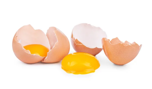 Gebroken ei op schotel en geïsoleerde op witte achtergrond — Stockfoto