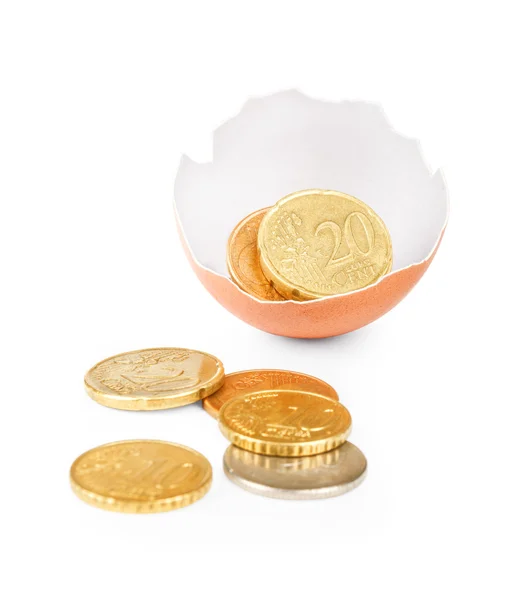 One cracked hen's egg and coins isolated on white — Stock Photo, Image