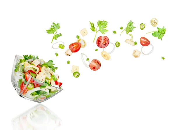 Свіжий салат. Змішані падаючі овочі в мисці на білому фоні — стокове фото