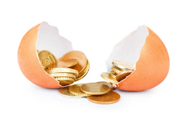 Een gebarsten van kip ei en munten geïsoleerd op wit — Stockfoto