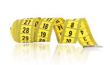 Beyaz arkaplanda izole edilmiş şerit ölçülüyor